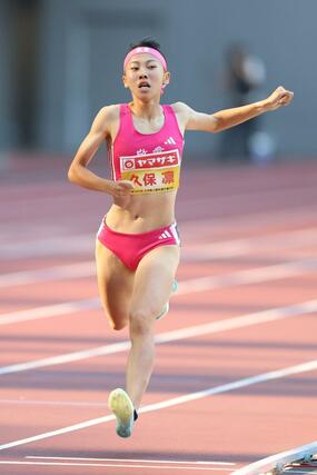 女子８００メートル決勝　日本新記録で優勝した久保凛＝国立競技場
