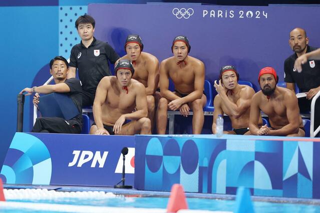 水球男子予選　日本－セルビア　ベンチから戦況を見つめるブルボンＫＺの選手とコーチら。前列左が筈井コーチ、左から２人目が稲場悠介、左から４人目が棚村克行、後列左から２人目が新田一景