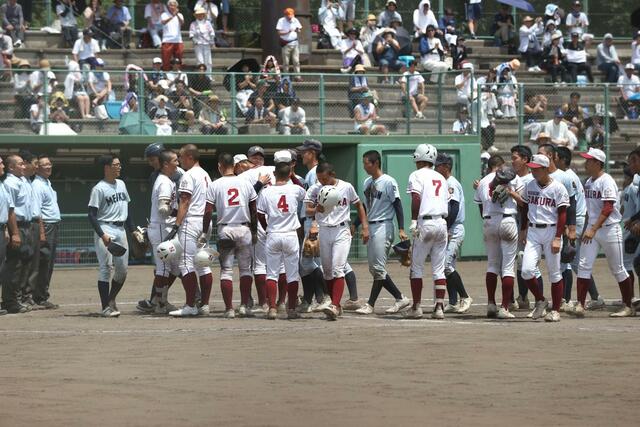 村上桜ケ丘－新潟明訓　整列後、互いをたたえ合う選手たち＝新発田市五十公野