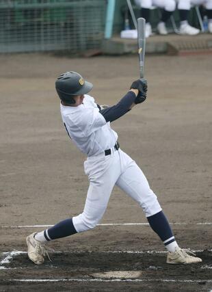 高田農－十日町　１回裏十日町２死三塁、大平が先制の適時打を放ち１－０＝柏崎市佐藤池野球場