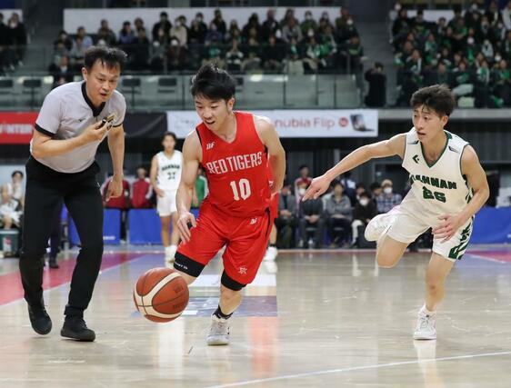 阪南大高－開志国際　第２クオーター、ボールを奪う開志国際の北村優太