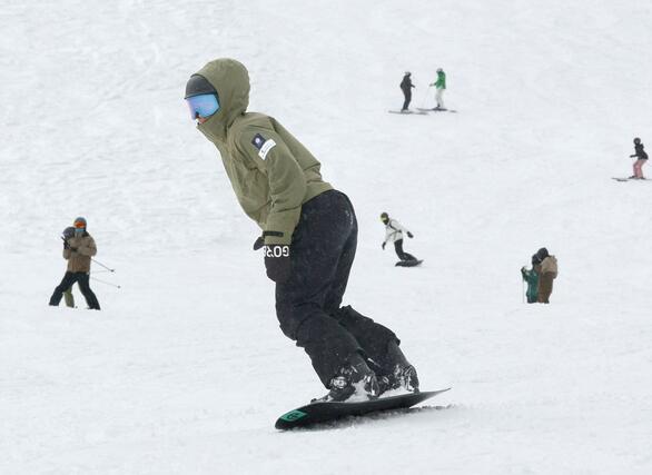 県内トップを切ってオープンしたかぐらスキー場＝２２日、湯沢町三俣