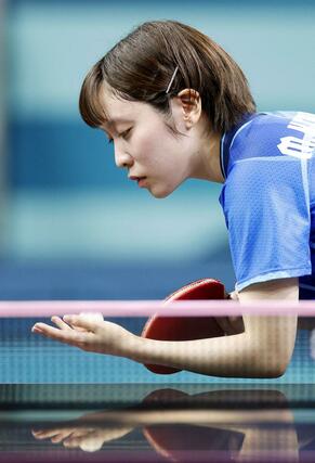 女子団体決勝　中国戦の第２試合でサーブする平野美宇＝パリ（共同）