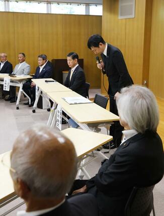 三田市の農業者との面談に参加し、頭を下げる上越市の中川幹太市長＝２９日、兵庫県三田市川除の三田市福祉保健センター