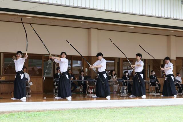 弓道男子団体決勝 初優勝した上越総合技術。左から松下、武田、杉田、日比、笠原=2日、新潟市秋葉区の新津地域学園弓道場