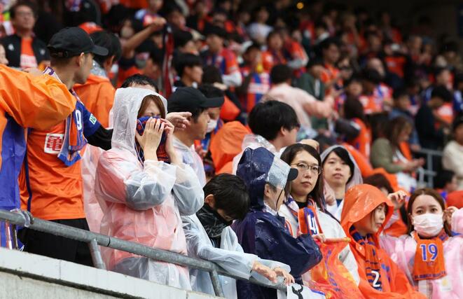 雨にもかかわらず応援に訪れたサポーター。J2降格や未勝利の悔しさから試合終了後に涙を流す人も=26日、新潟市中央区