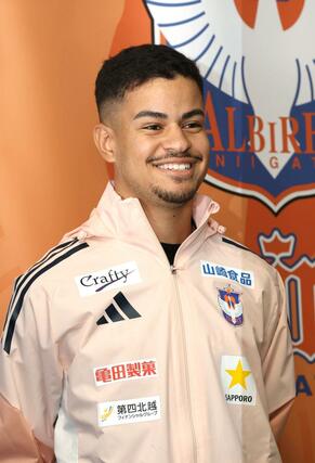 加入内定会見に臨むブラジル人MFミゲル・サントス