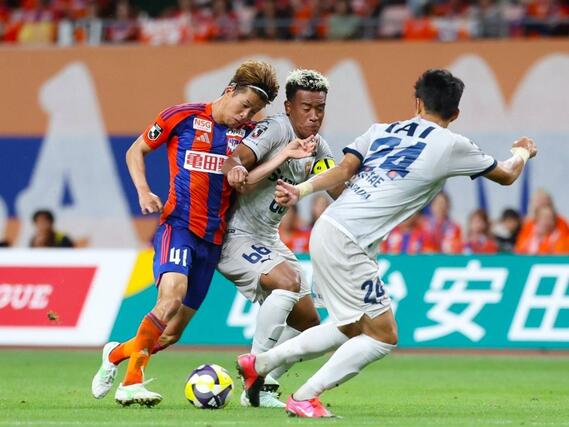 新潟－清水　前半、ＭＦ長谷川元希がペナルティーエリア内で倒されるが、判定はノーファウル＝１３日、デンカビッグスワン