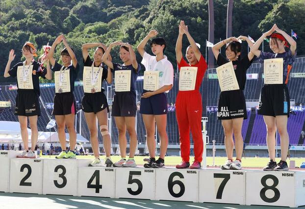 女子400メートルハードル 7位入賞した明田川心来(新潟明訓・右から2番目)=7月27日、広島市