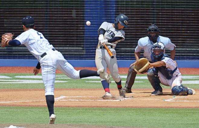 中越－新潟産大付　７回中越１死、平澤謙太が右翼席に本塁打を放ち３－２＝エコスタ