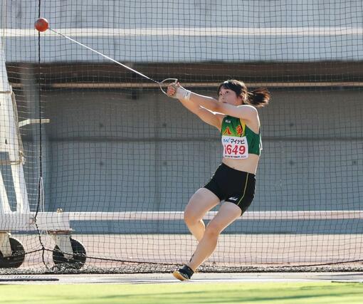 ハンマー投げ決勝　橋本ひかる（八海）の２回目＝広島市