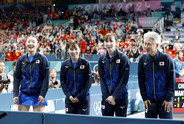 パリ五輪の卓球女子団体で銀メダルを獲得した（左から）張本美和、平野美宇、早田ひな、渡辺武弘監督＝８月１０日、パリ（共同）