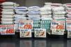 スーパーの店頭に並ぶコメ=4月、埼玉県越谷市