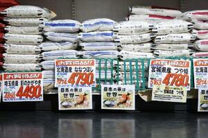 4月、埼玉県越谷市のスーパーの店頭に並んだコメ