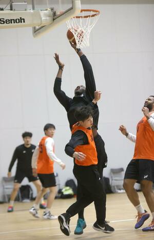 アウェー八王子戦に向け練習する新潟のムトンボ＝長岡市