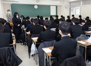 試験開始を待つ受験生=4日、新潟市中央区の新潟江南高