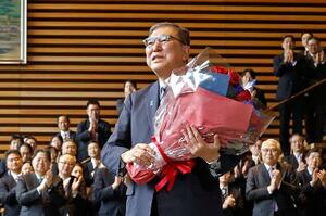 花束を手に首相官邸を去る石破茂首相=21日午後0時28分