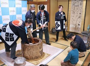 久寛荘で開かれた餅つきイベント＝柏崎市西山町石地