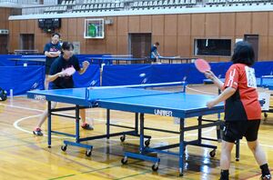 熱戦を繰り広げた第35回新潟日報杯争奪魚沼4市2郡卓球選手権大会=5月5日、十日町市西本町1