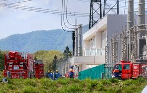 火災があった東北電力ネットワーク西仙台変電所=7日午後1時18分、仙台市太白区
