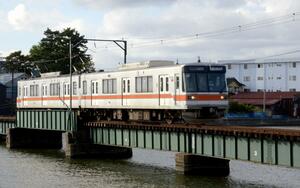 鉄橋を渡る北陸鉄道浅野川線の電車=8月、金沢市