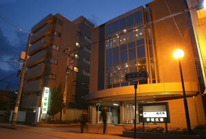 夕闇に浮かぶ公益社本町。社員はいつとも知れない人の死に対応し続ける＝新潟市中央区