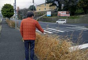 追突事故の現場で取材に応じる男性=2月、長崎県佐世保市