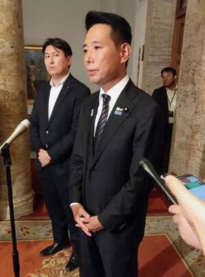 記者団の取材に応じる日本維新の会の前原共同代表=31日午後、国会