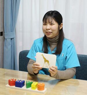 「ことばの海」を開いた長谷川汐理さん。レッスンでは絵カードや積み木を使う=新潟市中央区