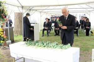 大河津分水殉職者慰霊式で黙とうする参列者=19日、燕市大川津