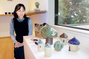 自身の作品を眺めるフジタヨウコさん=加茂市加茂