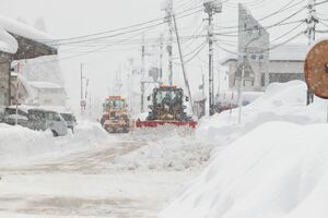 作業に追われる除雪車=2月5日、上越市