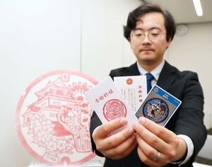 マンホールカードが入った合格祈願のお守り＝長岡市大手通１