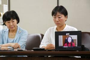 リモートで記者会見に参加したヒラリー・ローゼントレーターさん(右下)=19日午前、東京・霞が関の司法記者クラブ