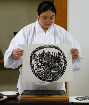 　節分を前に熊野那智大社でピークを迎えている「鬼面札」作り＝１４日午後、和歌山県那智勝浦町