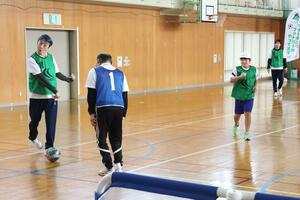 ウオーキングフットボールの試合をする二田小の児童ら=柏崎市西山町長嶺