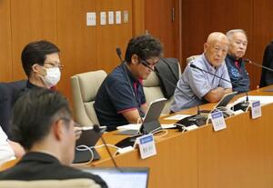 福井県美浜町議会の原子力発電所特別委員会で、関電の担当者らに質問する松下照幸町議(右から2人目)=24日午前