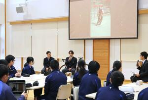 甲子園やインターハイに出場した卒業生が、努力の大切さなどを語った講演会=柏崎市宮平
