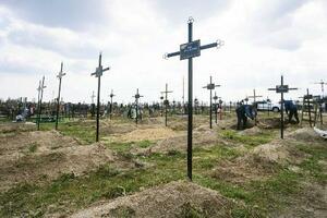 身元不明の遺体が埋葬されているウクライナ・ブチャの墓地=3月