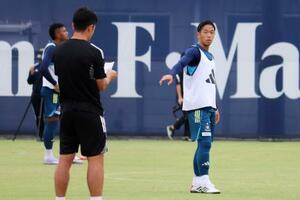 　練習するＪ１横浜Ｍの喜田主将（右）＝神奈川県横須賀市