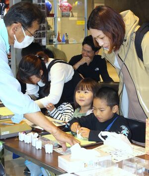 歯と口の健康への意識を新たにしたフェア。子どもらが楽しみながら歯科の仕事を体験した=6月2日、新潟市西区