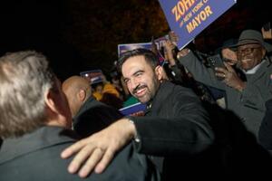 ニューヨーク市長選のマムダニ候補(中央)=3日、ニューヨーク(ゲッティ=共同)