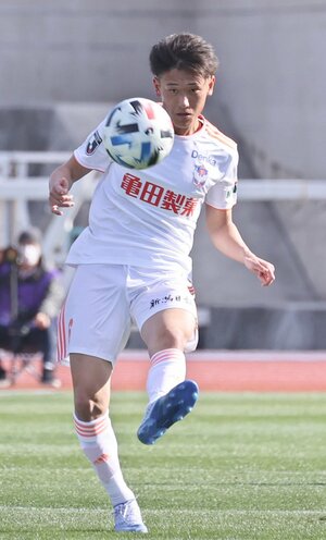 前半、パスを出すMF秋山