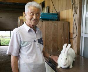 約50年にわたりウサギを育てる佐藤章雄さん=6月、秋田県大仙市