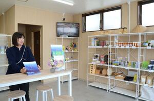 農産物や木工品などが並ぶ津南町観光協会の新案内所=津南町下船渡