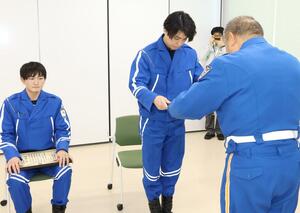感謝状を贈呈されたネクスコ・サポート新潟の職員=新潟市江南区亀田早通