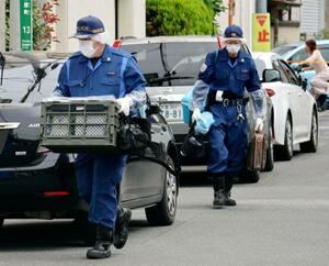 男の住宅へ入る埼玉県警の捜査員=2日午前9時15分ごろ、埼玉県川口市