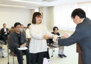 任命状を受け取る新潟産業大学生広報チームのメンバー＝柏崎市軽井川