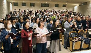 12月22日の本番に向けて練習に励む市民合唱団=新潟市中央区一番堀通町