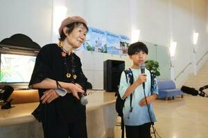 被爆者の三田村静子さん(左)と、三田村さんの体験を伝える「交流証言者」の細井奏志さん(右)=6月30日、長崎市
